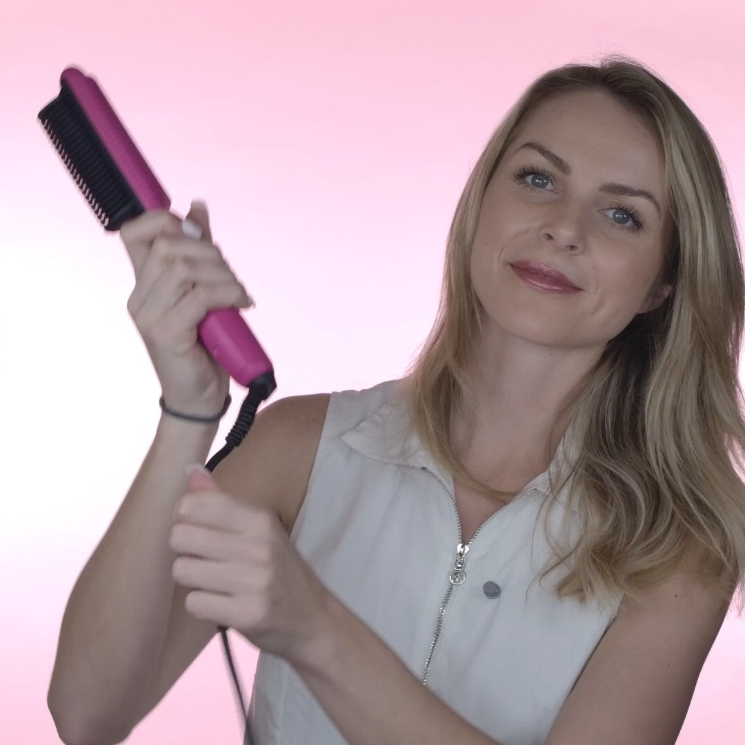 Mujer sonriendo con el cepillo alaciador Royale rosa fucsia