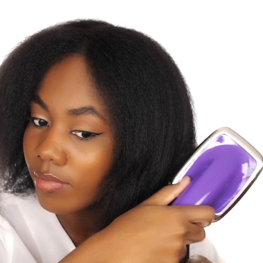 Cabello rizado alaciado y con volumen usando el cepillo de aire Royale 3 en 1