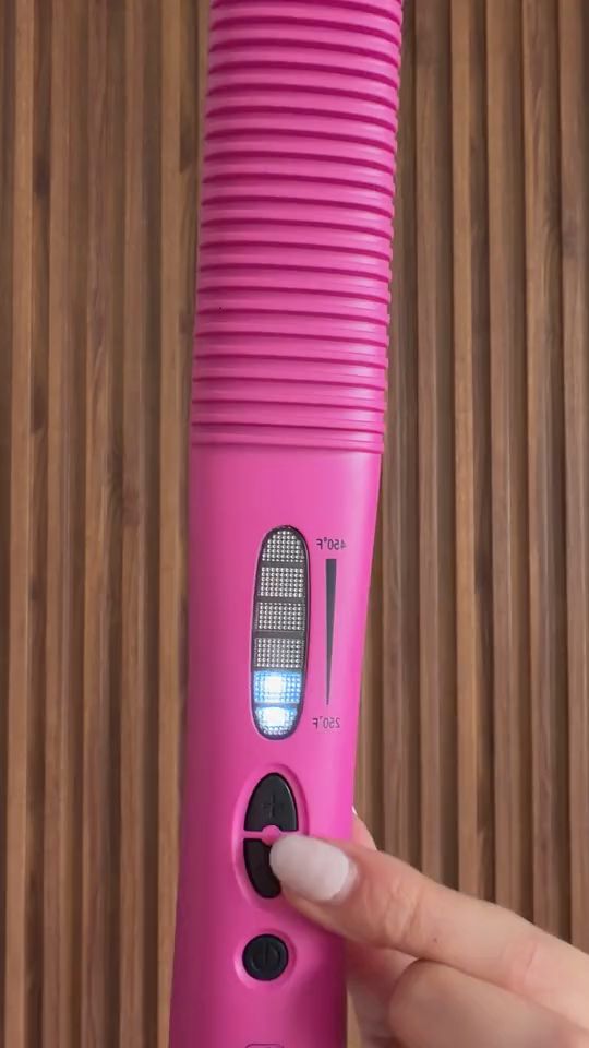 Cepillo alaciador Royale con su indicador LED encendido